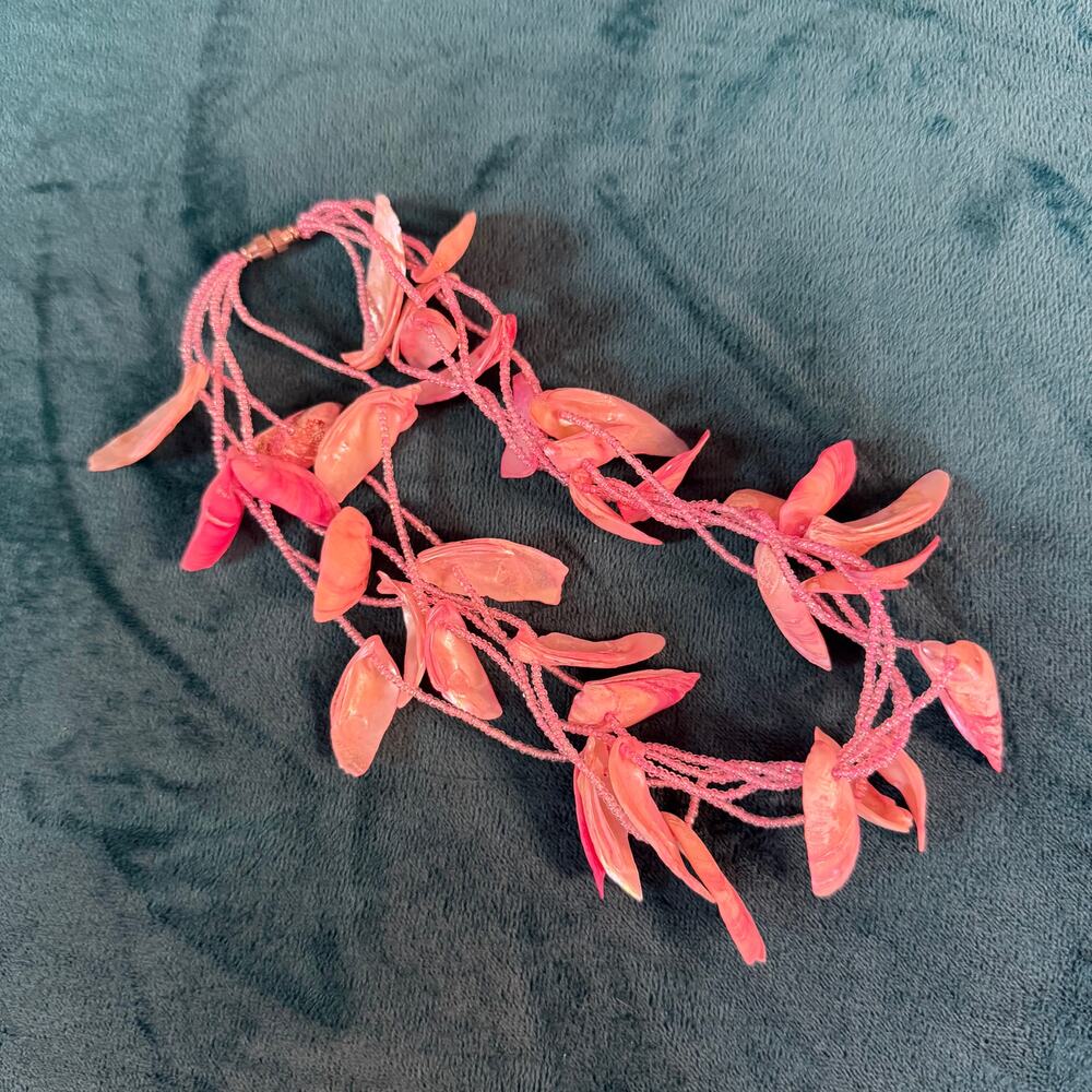 Vintage Y2K pink beaded / seashell choker necklace